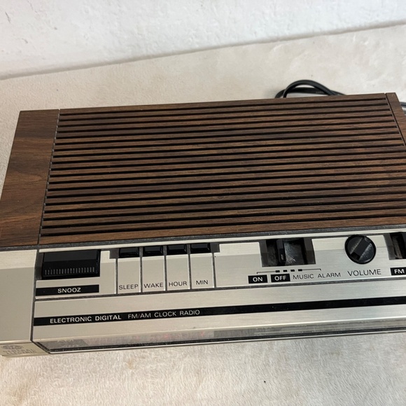 VTG General Electric GE Digital Alarm Clock Radio Model 7-4634B AM/FM Works Well - Picture 3 of 12